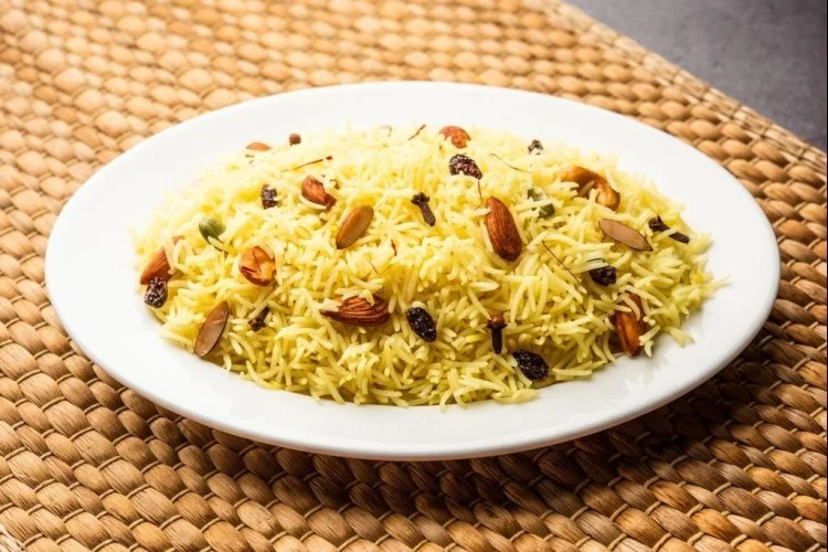 أرز بالتوابل مع المكسرات والزبيب