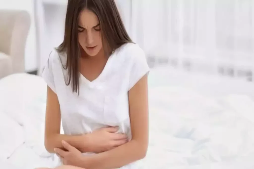 أعراض تكيسات المبايض في الشتاء: طبيب يكشف الأسباب