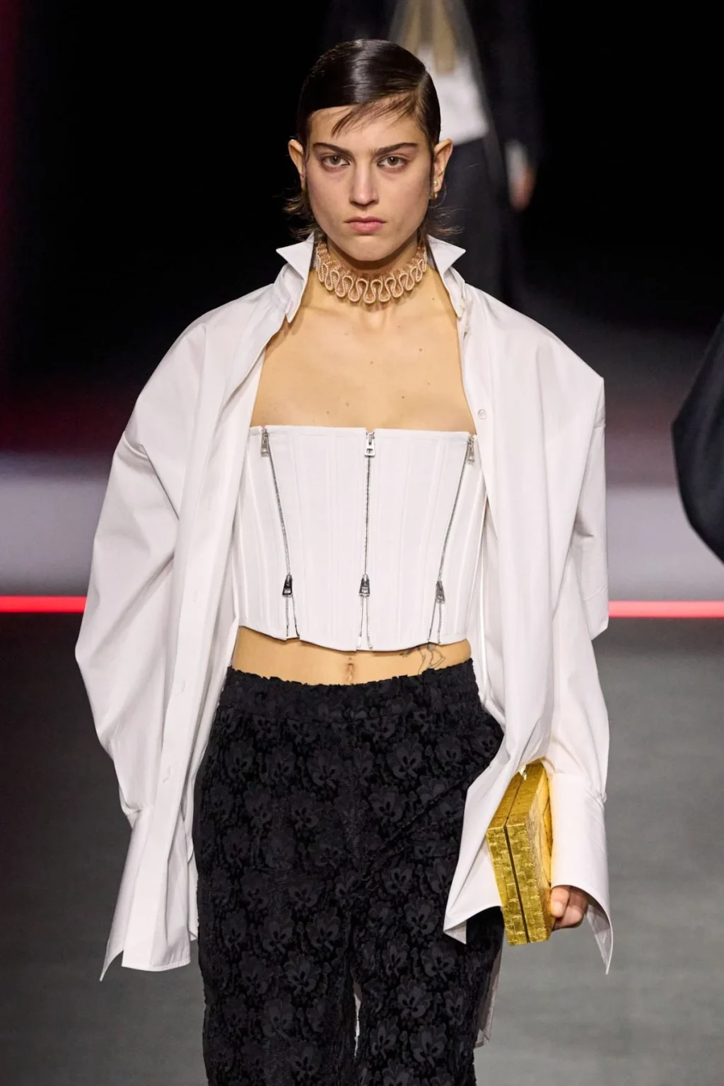 الكلاتش الذهبي خيار أساسي لسهرات رمضان