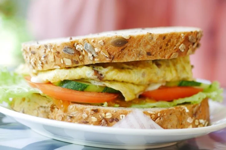 سندويش البيض بالجبن والخضار للسحور