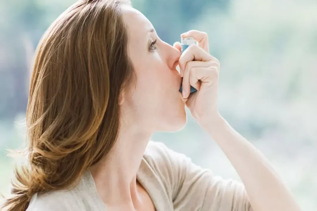 طبيب يحذر تقلب الجو وحبوب اللقاح لمرضى الربو والالتزام بالعلاج والكمامة