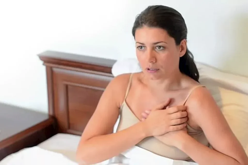 ألم الصدر ليس سببه القلب دائمًا.. حسام موافي يوضح الأسباب