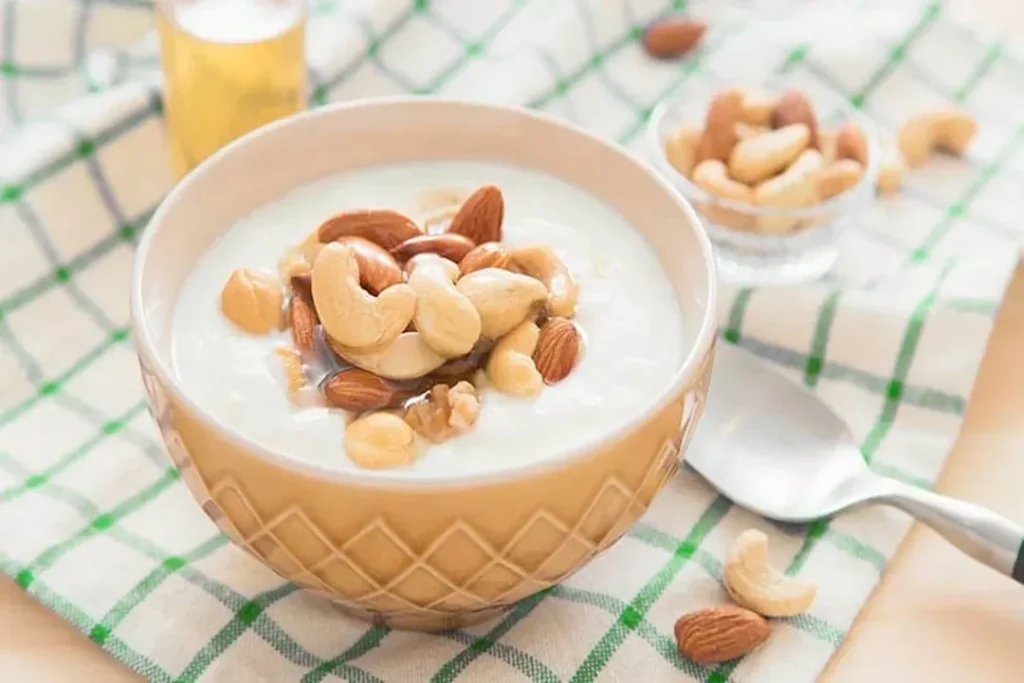 الزبادي مع المكسرات: طبيب يوضح فوائد تناوله في السحور