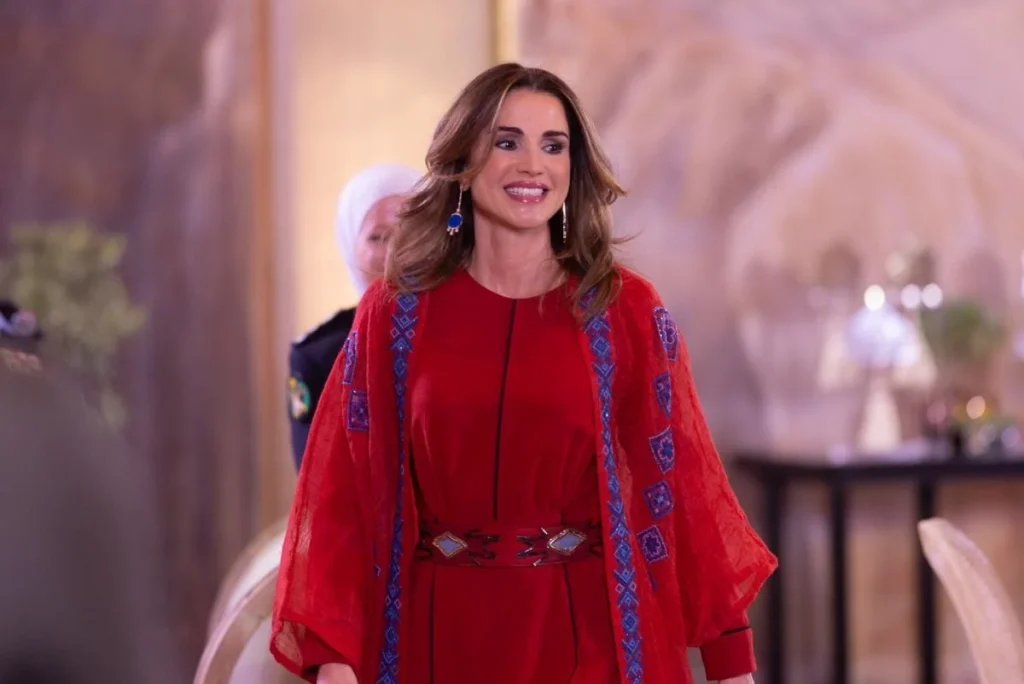 سر اختيار الملكة رانيا العبدالله للقفاطين الحمراء خلال ظهورها