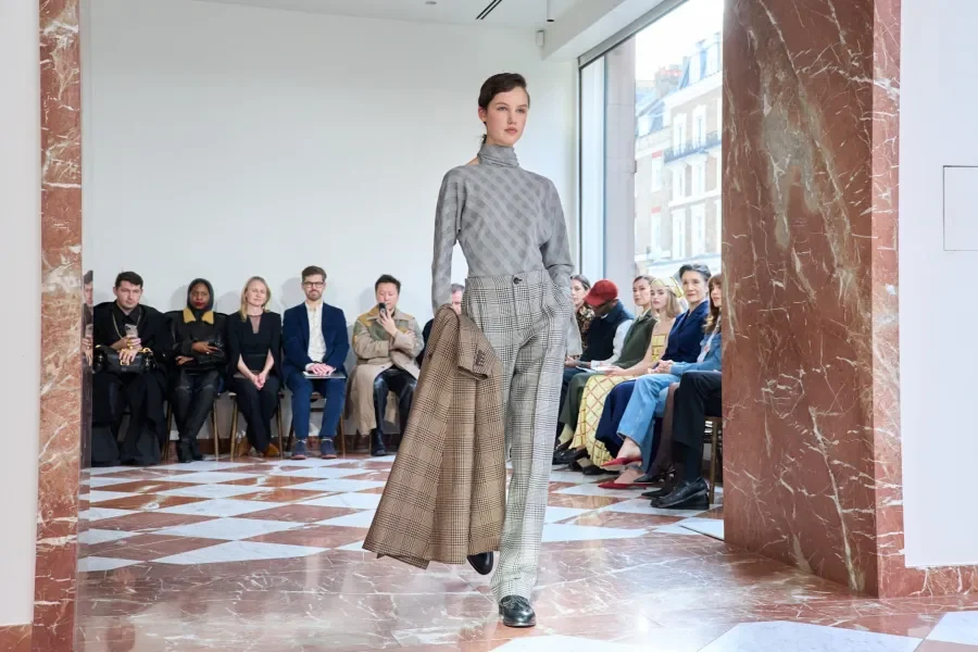 مفاجآت أسبوع لندن للموضة: الملك تشارلز الثالث يحضر وتكريم بول كوستيلو