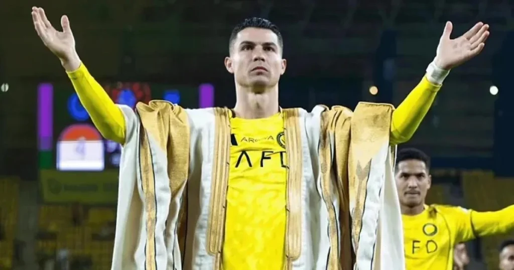 كريستيانو رونالدو في يوم التأسيس يرتدي بشتًا بقيمة 80 ألف ريال