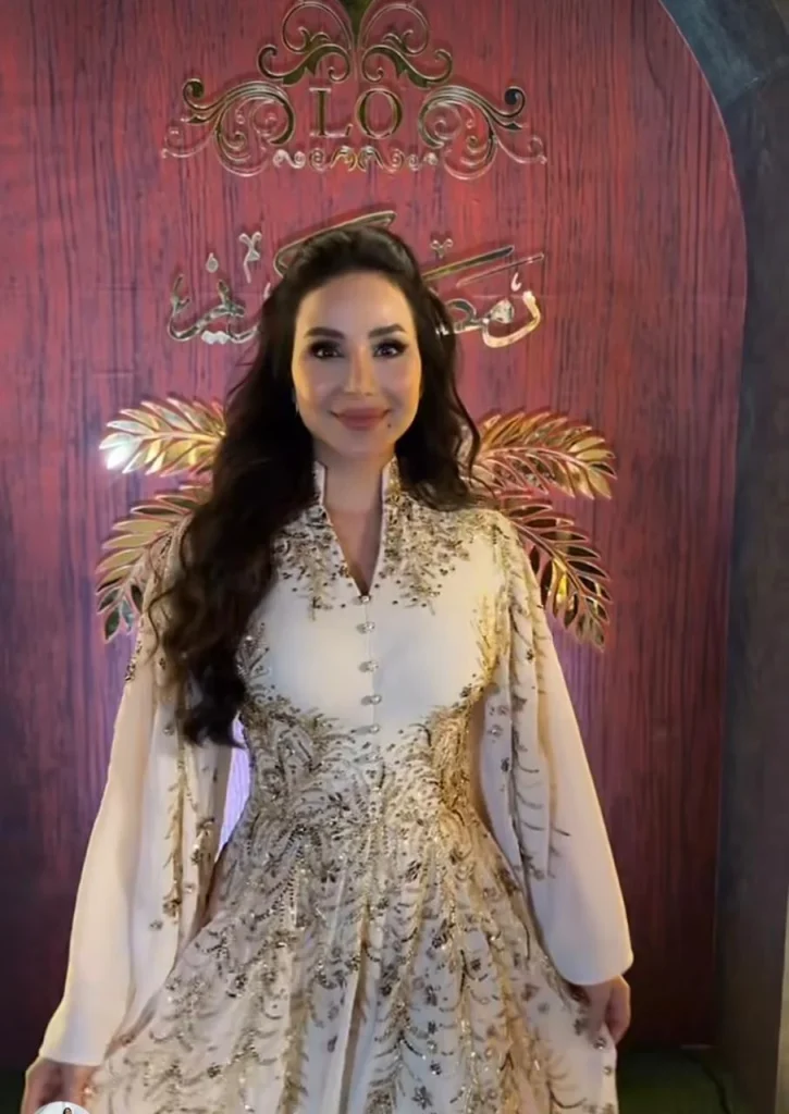 لمسة ذهبية وتفاصيل بسيطة في زي لجين عمران