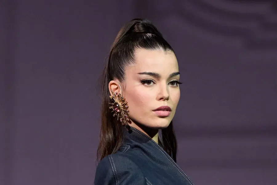 تسريحات ذكية تمنحك مظهراً أصغر وتجمع نعومة وحيوية