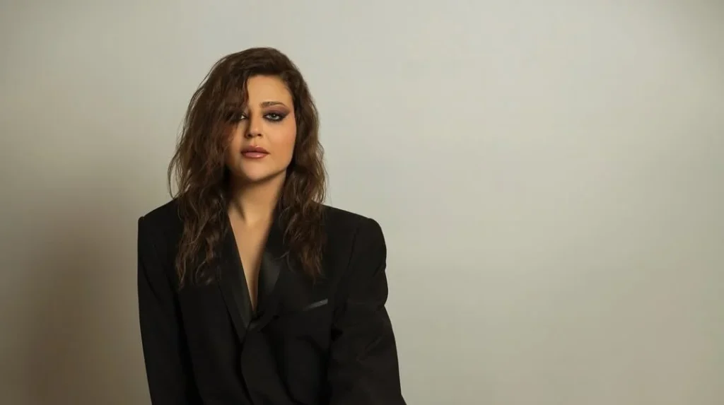 الطابع الذكوري يبرز أناقة إليانا سعد بلوك أندروجيني أسود