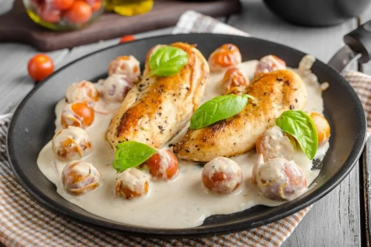 دجاج بصلصة بيضاء خفيفة