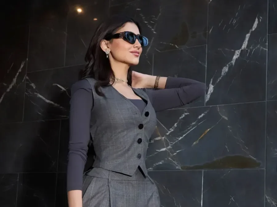 مي عمر: كيف تمزج ألوانها في إطلالاتها بمسلسل الست موناليزا؟