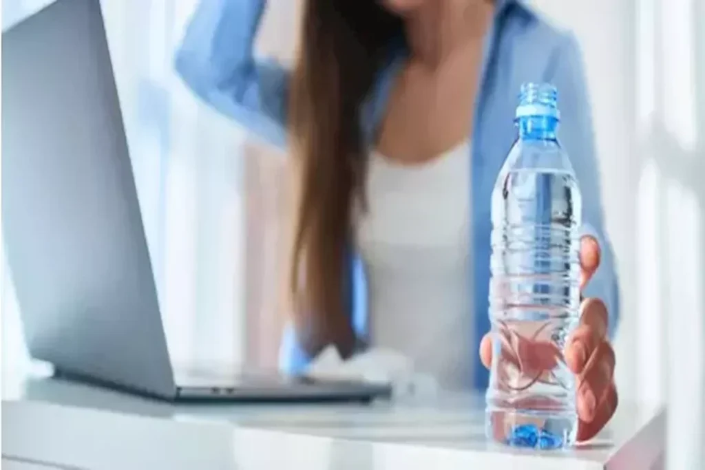 العطش في نهار رمضان: طبيب يحذر من عادة السحور