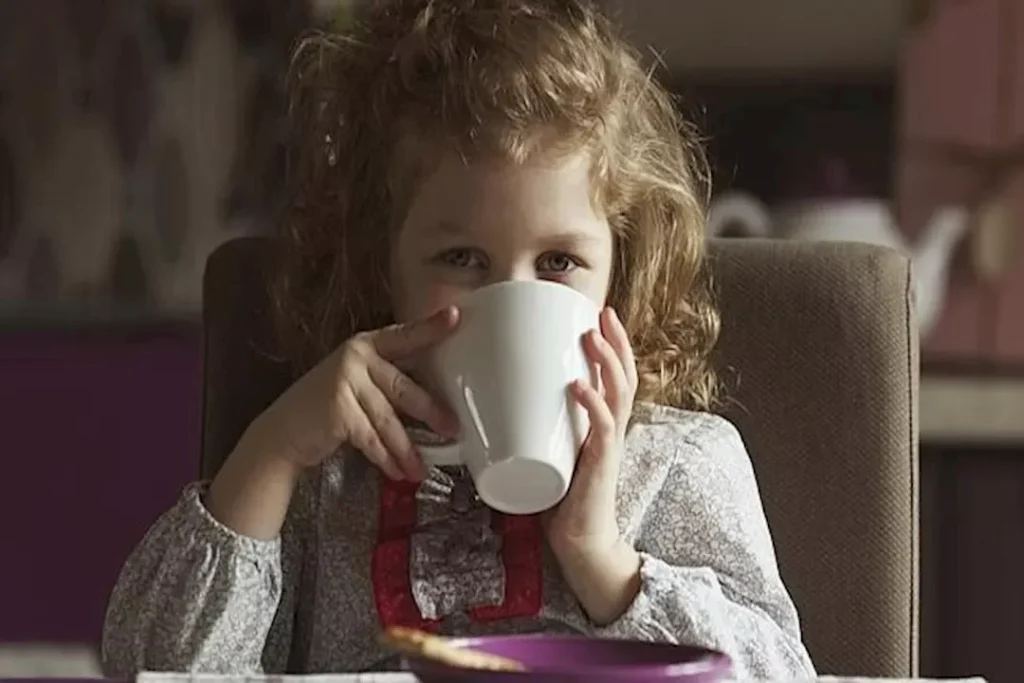 القهوة للأطفال: تحذير طبي من مخاطرها المبكرة