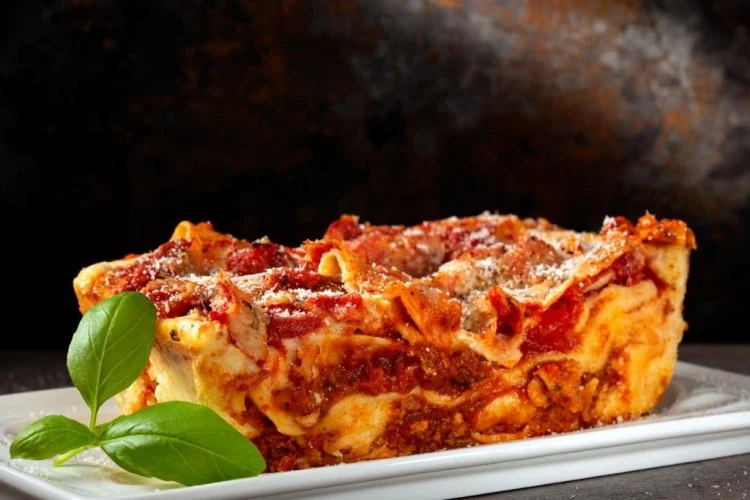 لازانيا باللحم المفروم وبصلصة البشاميل