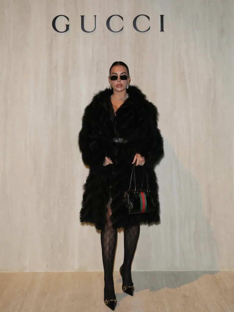 جورجينا رودريغيز تبرز أنوثة بالشفاف والفرو في عرض Gucci