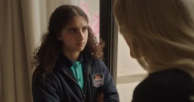 تجنبي غلطة بطلة مسلسل توابع أمام الأطفال: 5 مخاطر لانتقاد أحد الوالدين