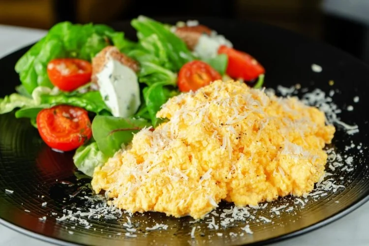 بيض مع جبنة للسحور