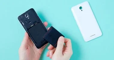 الاتحاد الأوروبي يفرض عودة البطاريات القابلة للإزالة بحلول 2027