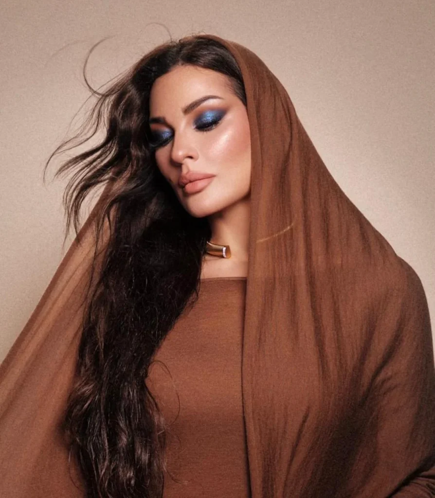 البني يهيمن: أناقة النجمات بلمسة ترابية