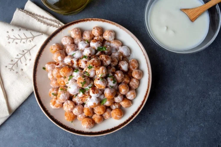 سلطة الحمص بصلصة الطحينة