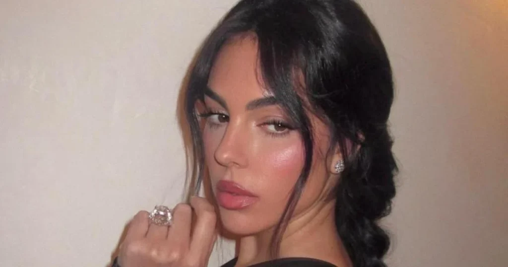 جورجينا رودريغيز تتألق في عرض فالنتينو بروما