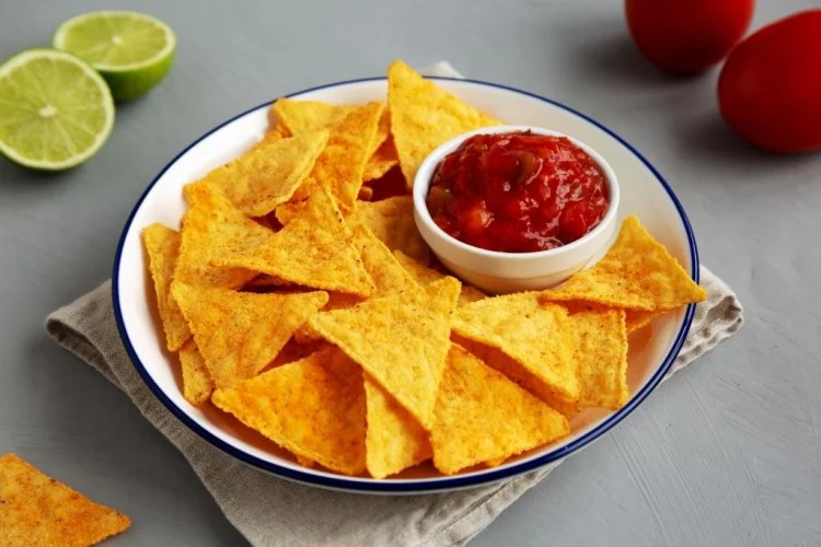 رقائق التورتيلا بصوص الطماطم