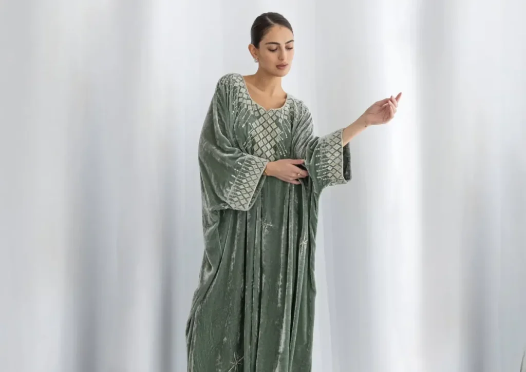 كيف أختار العبايات المطرزة لإخفاء عيوب الجسم في عيد الفطر؟