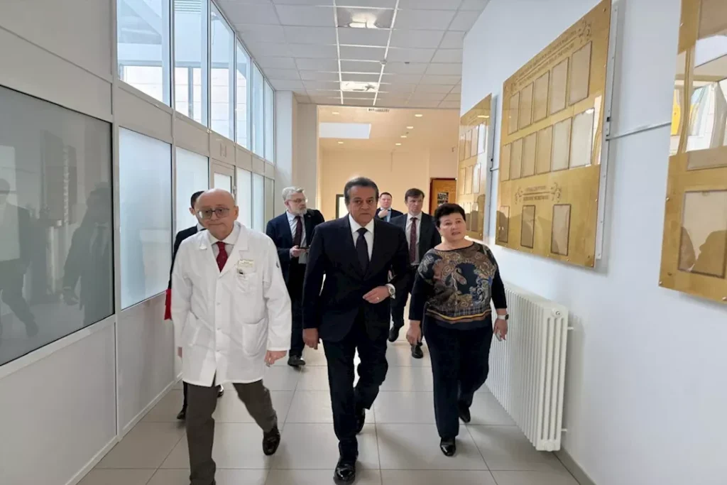 وزير الصحة يتفقد مركزًا روسيًا لتعزيز علاج سرطان الأطفال