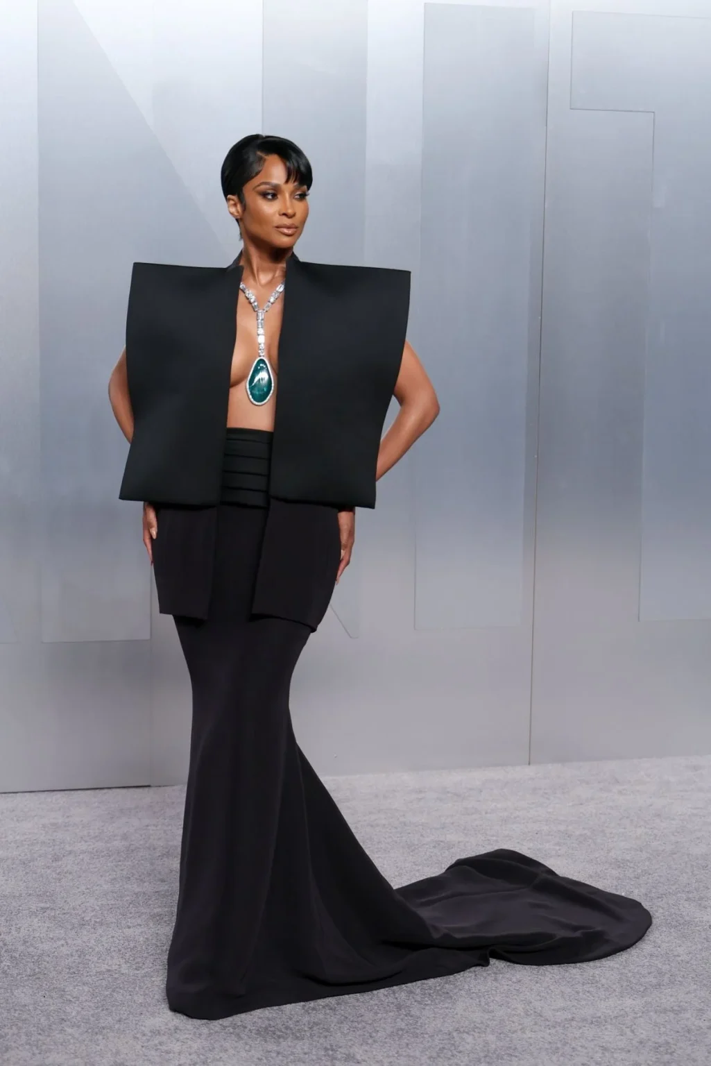 سيارا تتألق بتصميم لافت على السجادة الحمراء