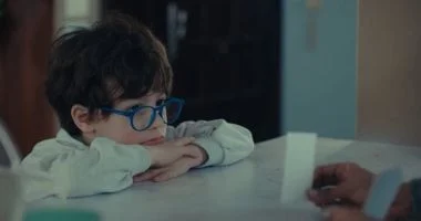 مسلسل اللون الأزرق: كيف يعامل ابنك زميله طفل التوحد في المدرسة؟