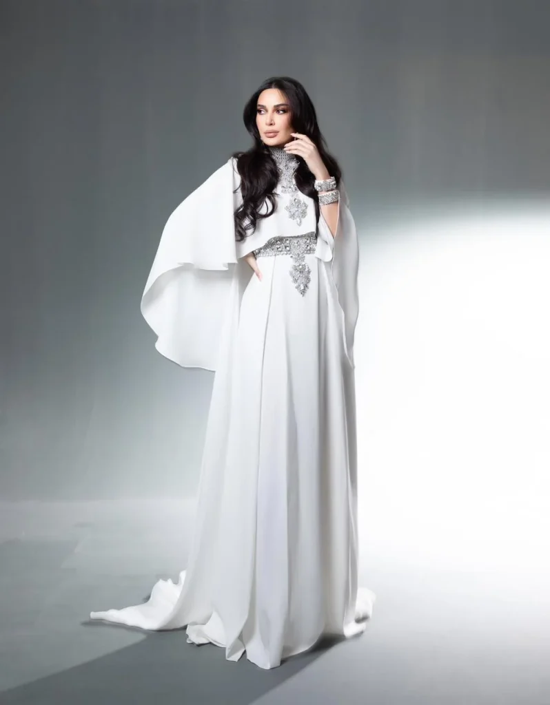 سيرين عبد النور جذابة بعباءة سحرية