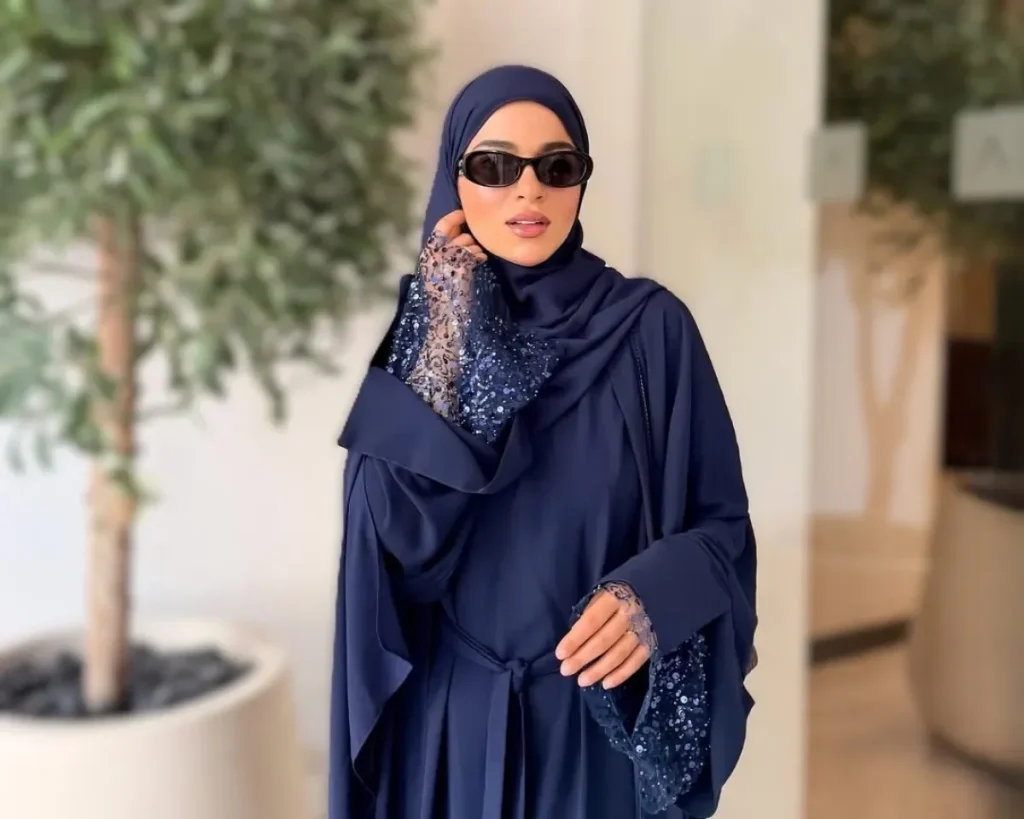 عبايات مطرزة بالترتر والكريستال اللامع بأسلوب مدونات الموضة