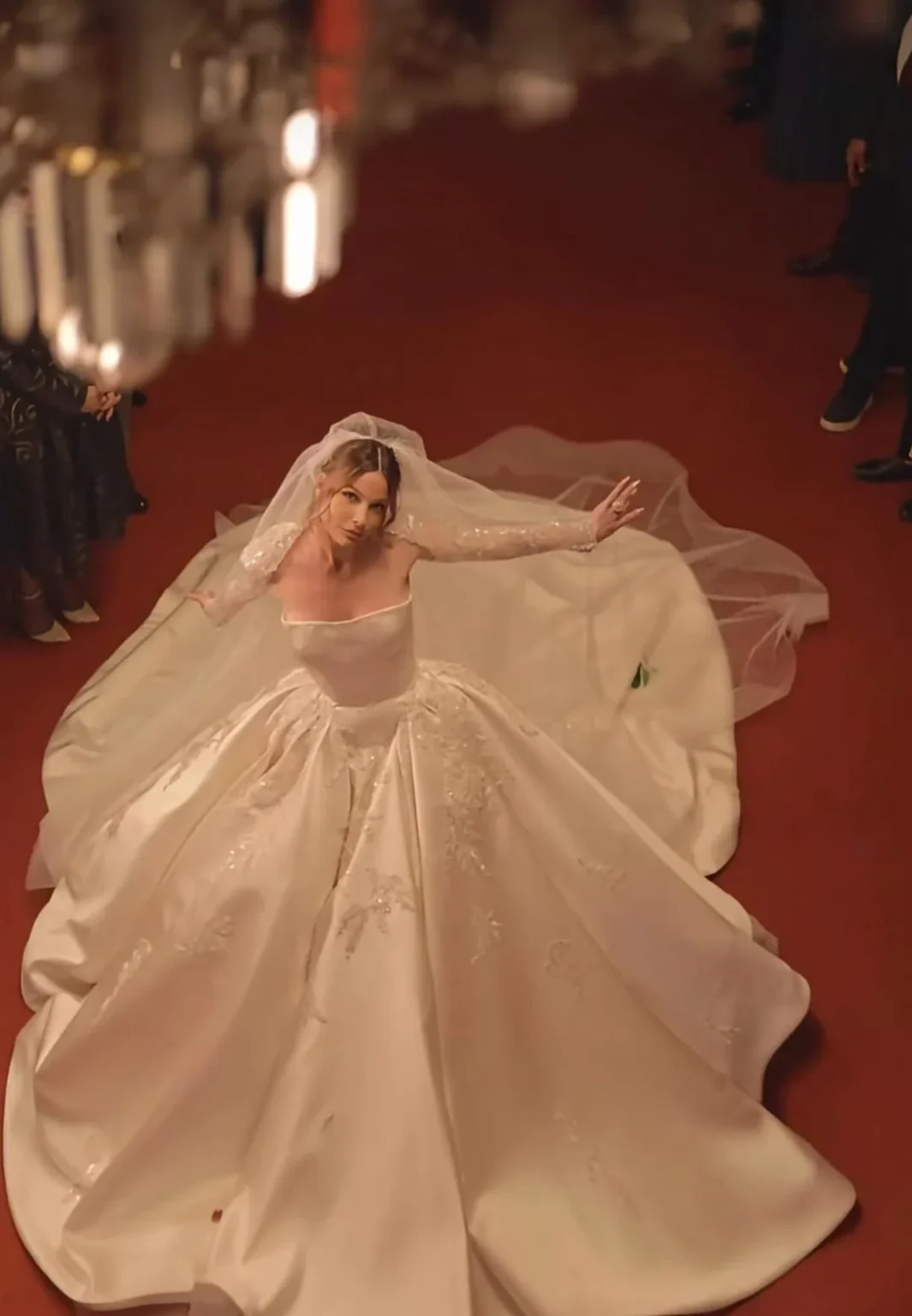 باميلا الكيك تتألق بفستان زفاف بقصة الأميرات