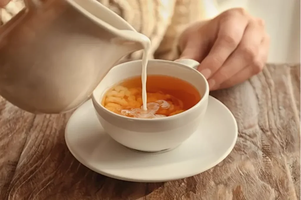 كيف يؤثر اللبن على مضادات الأكسدة في الشاي؟