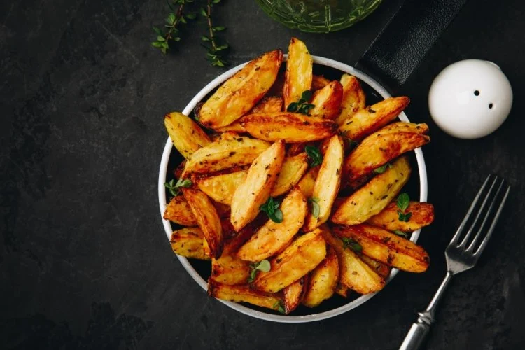 ودجز بطاطس مشوية في القلاية الهوائية