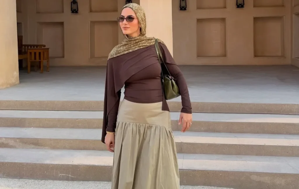 5 طرق عصرية لتنسيق التنورة المكسرة للمحجبات