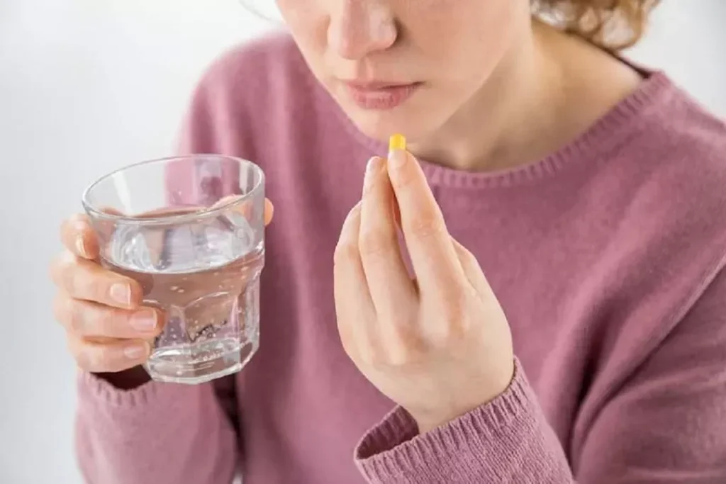 طبيب يحذر من الإفراط في المسكنات يضر المعدة