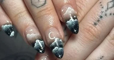 لو بتحبى الأجواء الشتوية.. 4 تصميمات أظافر لتجربتها في 2026