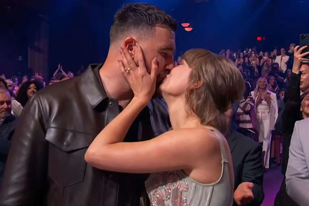 تايلور سويفت بتصميم كورسيه فائزة بجائزة فنانة العام