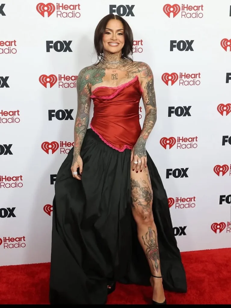 كيلاني تتألق بأربع إطلالات في حفل جوائز iHeartRadio 2026