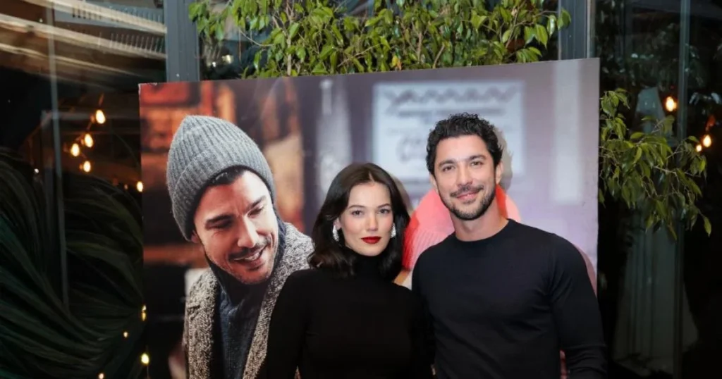 بينار دينيز وكان يلدرم يحتفلان بعرض فيلم وبظهور مفاجئ لابنهما