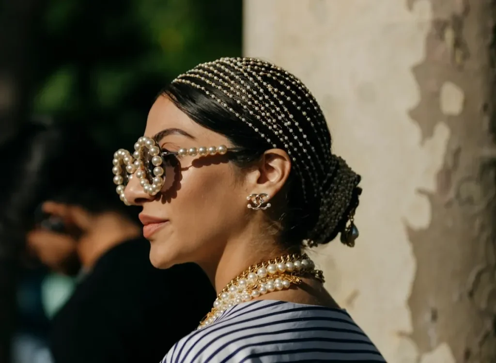 أغرب الأكسسوارات لإطلالة صيفية مميزة.. أبرزها دبابيس الشعر