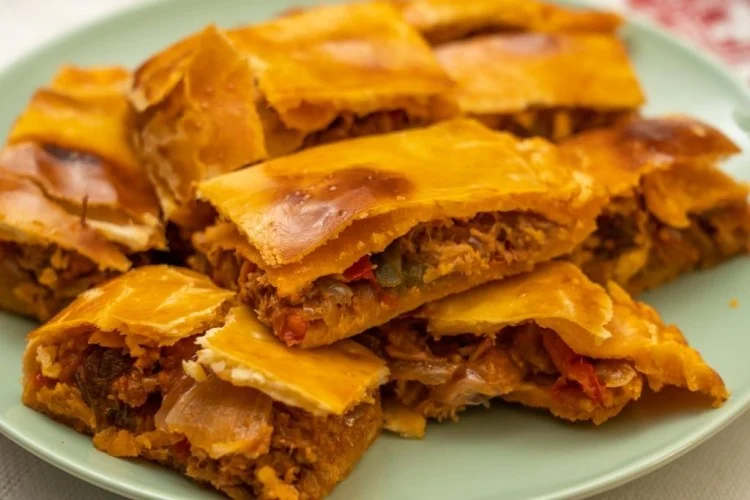 رقاق باللحم على مائدة الغداء