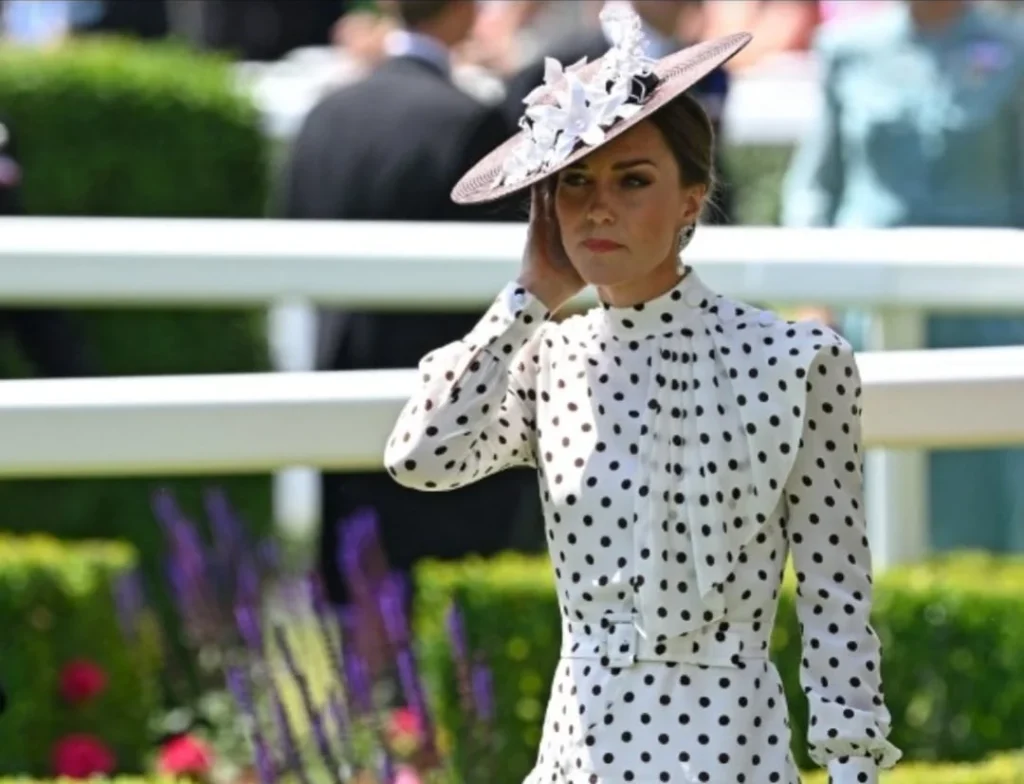 كيت ميدلتون تبرز أناقتها الملكية بنمط البولكا دوت