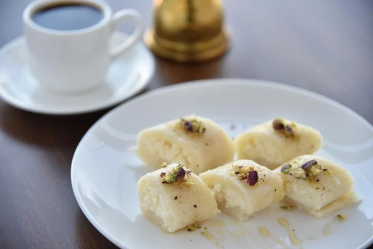 حلاوة جبن الموزاريلا والفستق