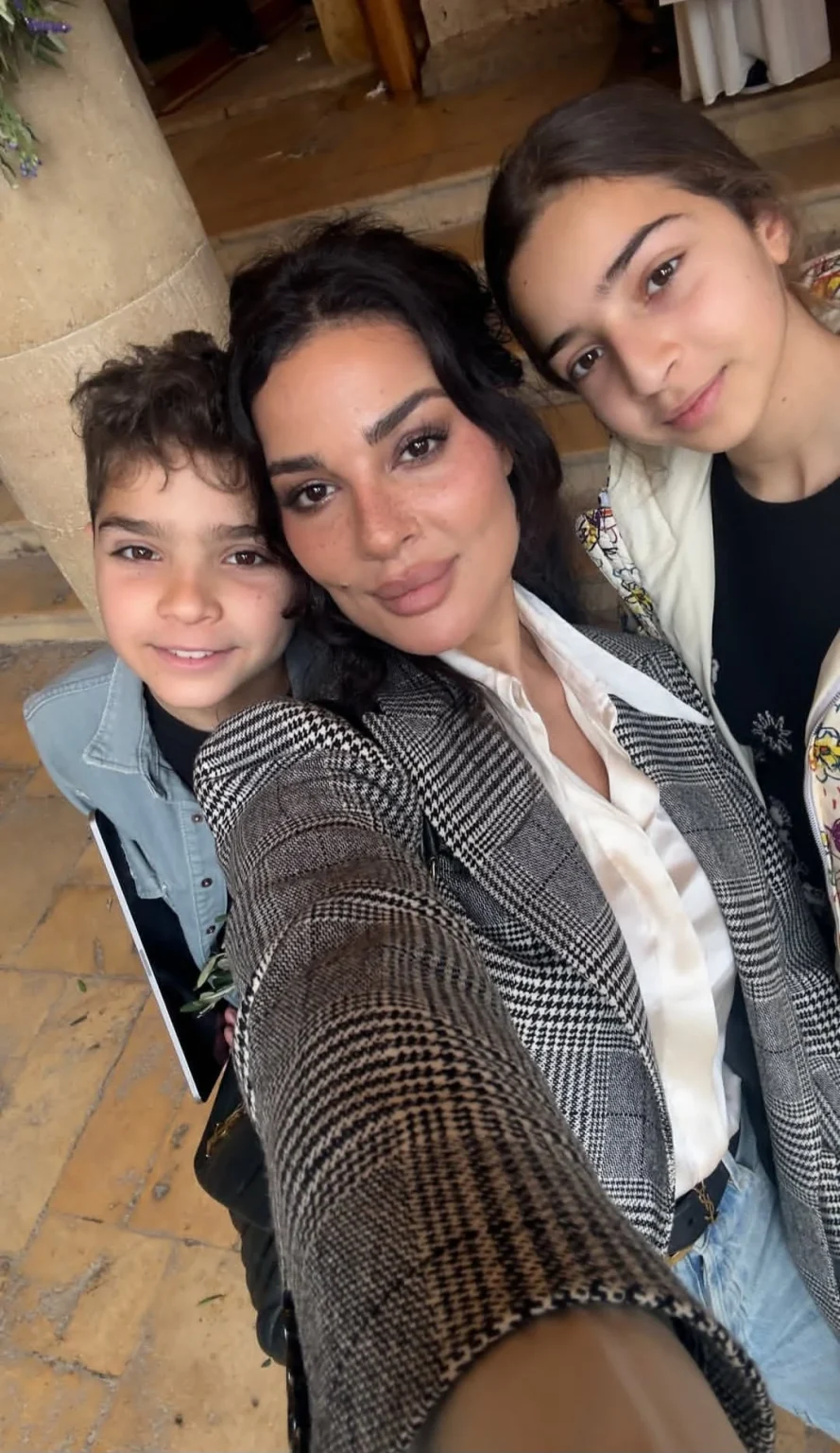 نادين نسيب نجيم بإطلالة شتوية راقية