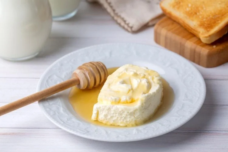 جبنة مع عسل