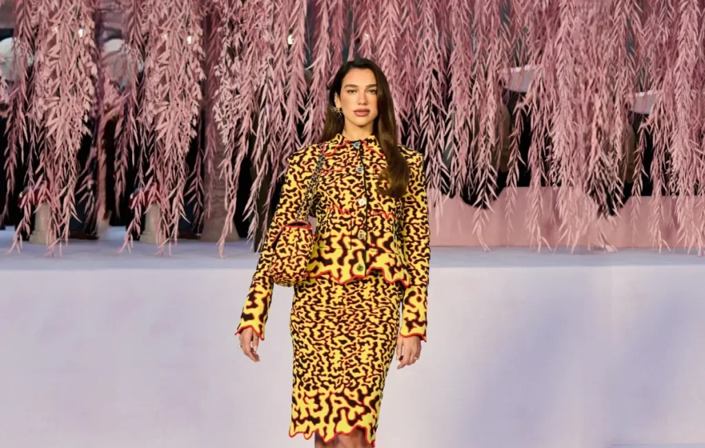 5 حيل من النجمات لتنسيق صيحة النقشات في ربيع 2026