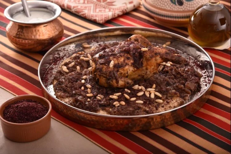طبق المسخن بالدجاج والسماق