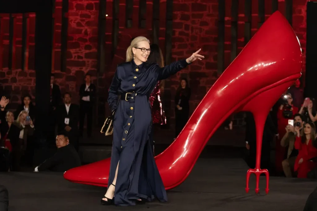 آن هاثاوي وميريل ستريب يتألقان بجولة ترويجية لفيلم Devil Wears Prada 2